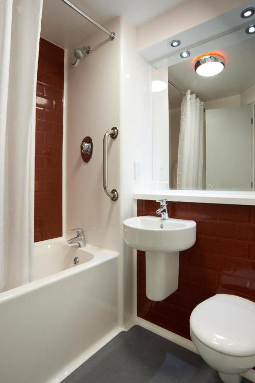Travelodge Cardiff Central Queen Street Dış mekan fotoğraf