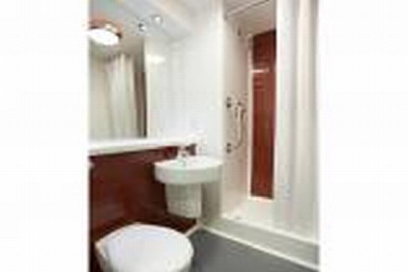 Travelodge Cardiff Central Queen Street Dış mekan fotoğraf