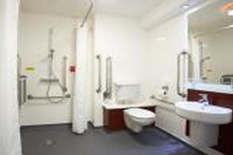 Travelodge Cardiff Central Queen Street Dış mekan fotoğraf