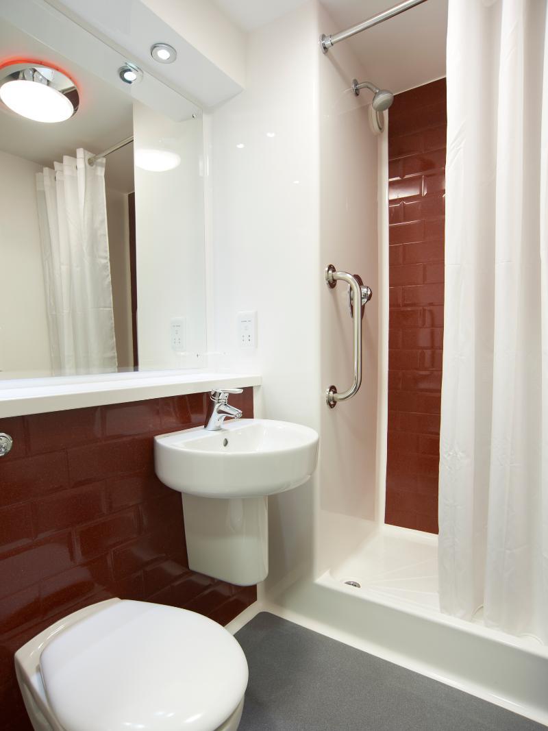 Travelodge Cardiff Central Queen Street Dış mekan fotoğraf