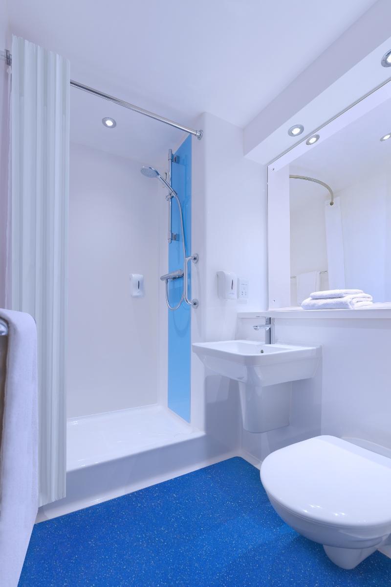 Travelodge Cardiff Central Queen Street Dış mekan fotoğraf