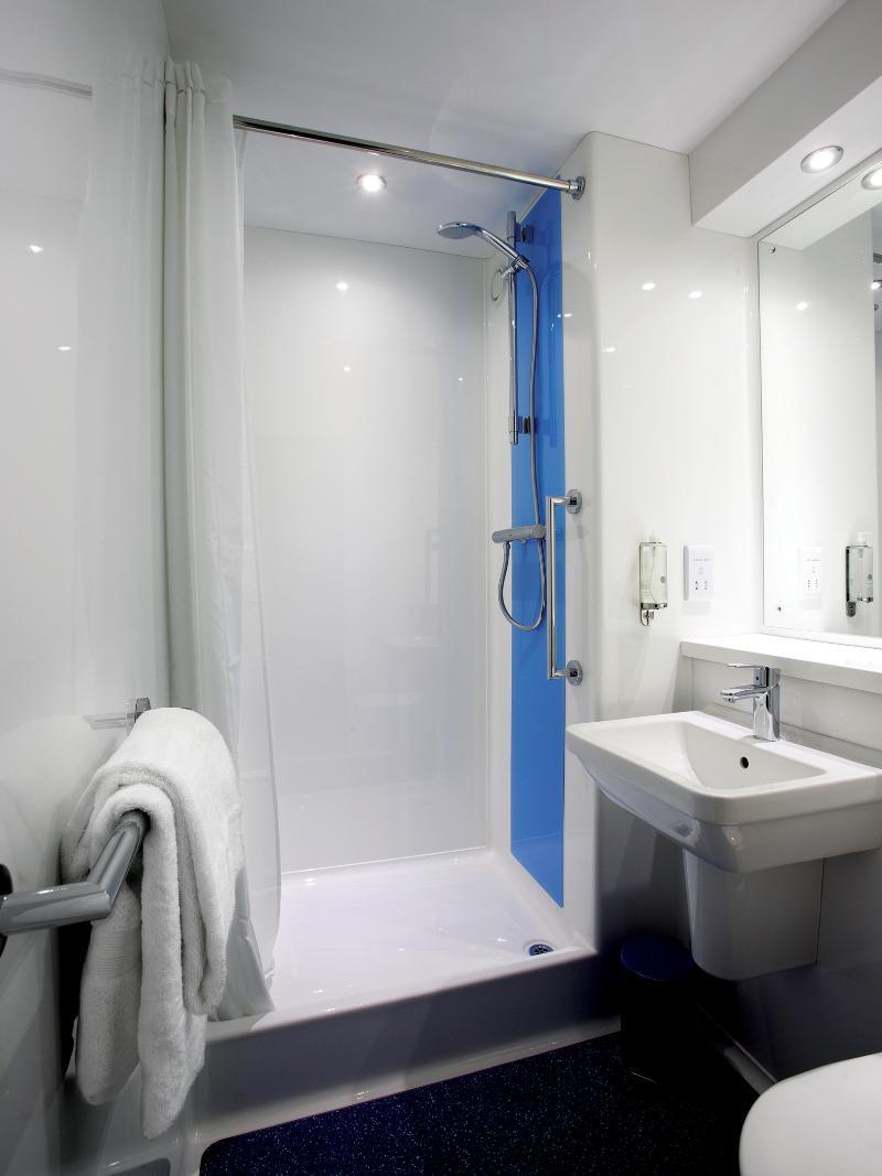 Travelodge Cardiff Central Queen Street Dış mekan fotoğraf